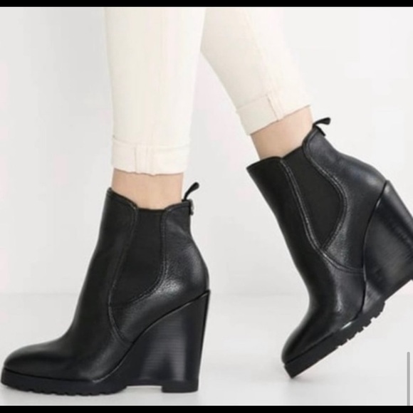 Michael Kors Thea Boots, size 8.5 - Picture 5 of 6